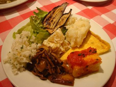 01_前菜の盛り合わせ_ポテトサラダなど.jpg