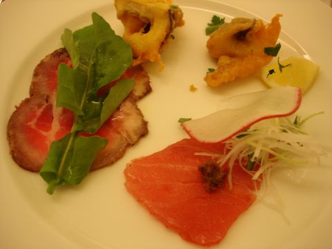 03_前菜の盛合せ_鮪のカルパッチョ、牛肉のカルパッチョ、奥出雲椎茸のフリット.jpg
