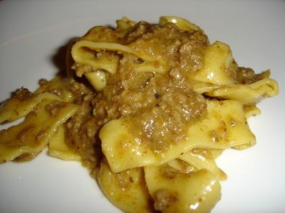 05_1cm幅の平たい帯状のパスタ“タリアテッレ” 粗引きのお肉のラグーと和えて.JPG