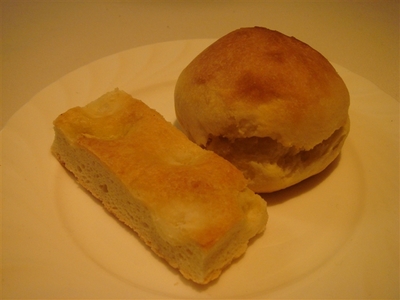 04_自家製パン_フォカッチャとスコーンのようなパン.jpg
