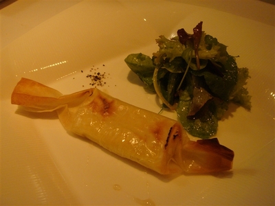 06_タレッジョのパートフィロ包み（蜂蜜風味。岩塩と黒胡椒付き）、お野菜を添えて.jpg