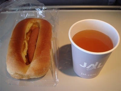 機内食・02・ソーセージパンとリンゴジュース.jpg