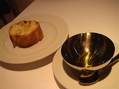 09・自家製パンがなくて、チーズ用のバケット・シチリア産EVオリーブオイル.jpg