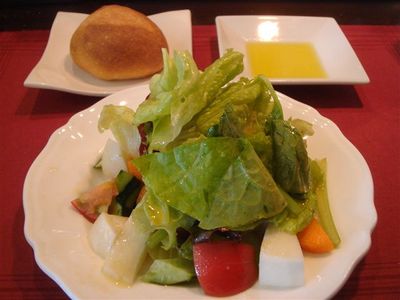 01_有機野菜のサラダ・ナポリのカプート社製の粉を使った自家製パン.jpg